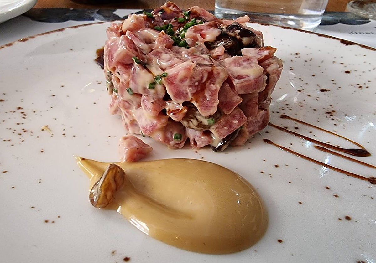 Tartar de salchichón de Málaga con pasas.