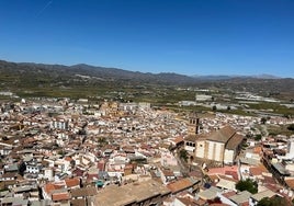 Vista panorámica del casco urbano veleño, con parte de las zonas rurales y agrícolas.