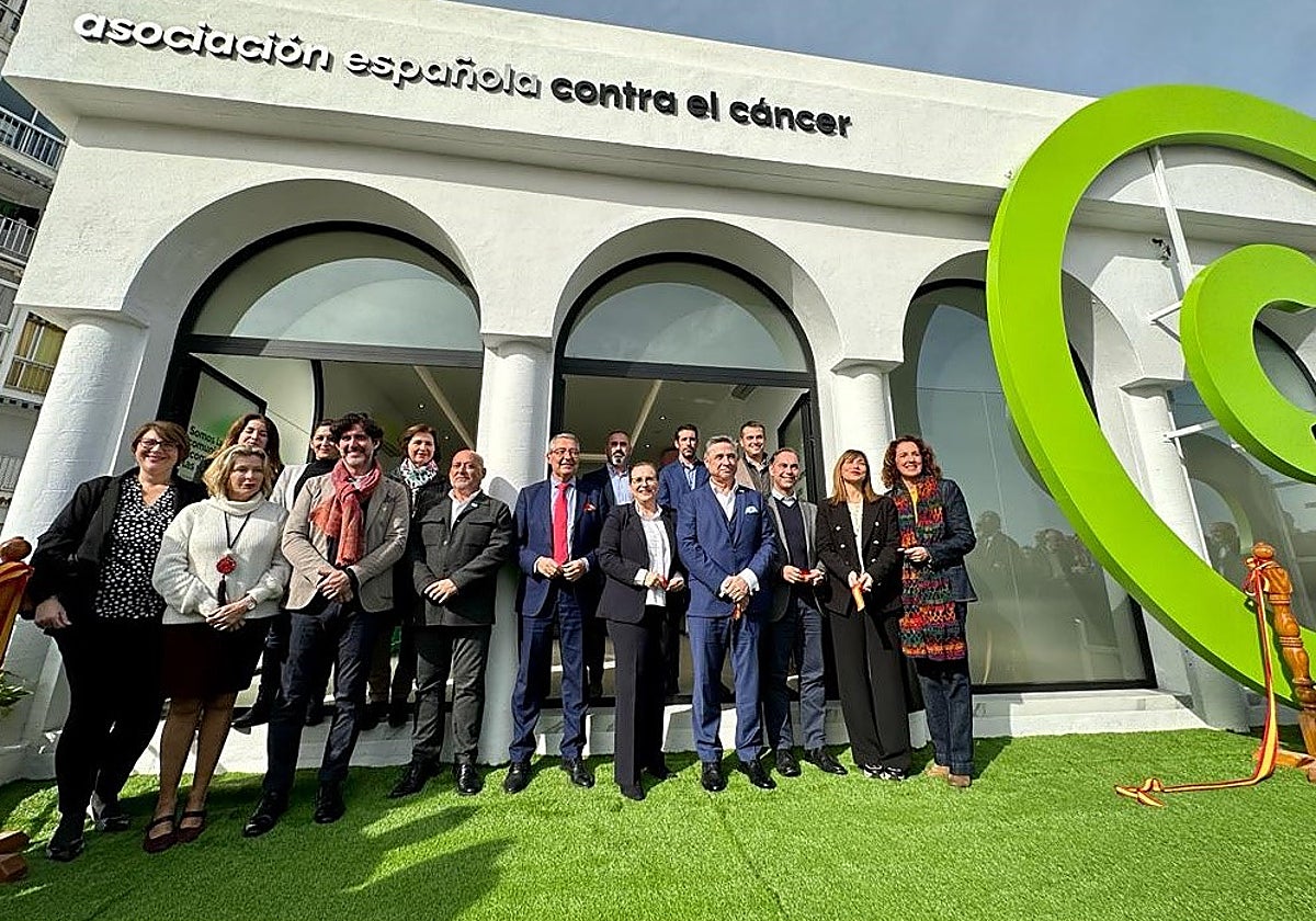 Participantes en la inauguración de la nueva sede.