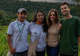 Paula Carmona y Pablo Hidalgo, junto a miembros de Zona Telembí
