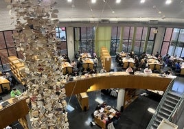 La biblioteca general de la Universidad de Málaga llena de estudiates el pasado martes.