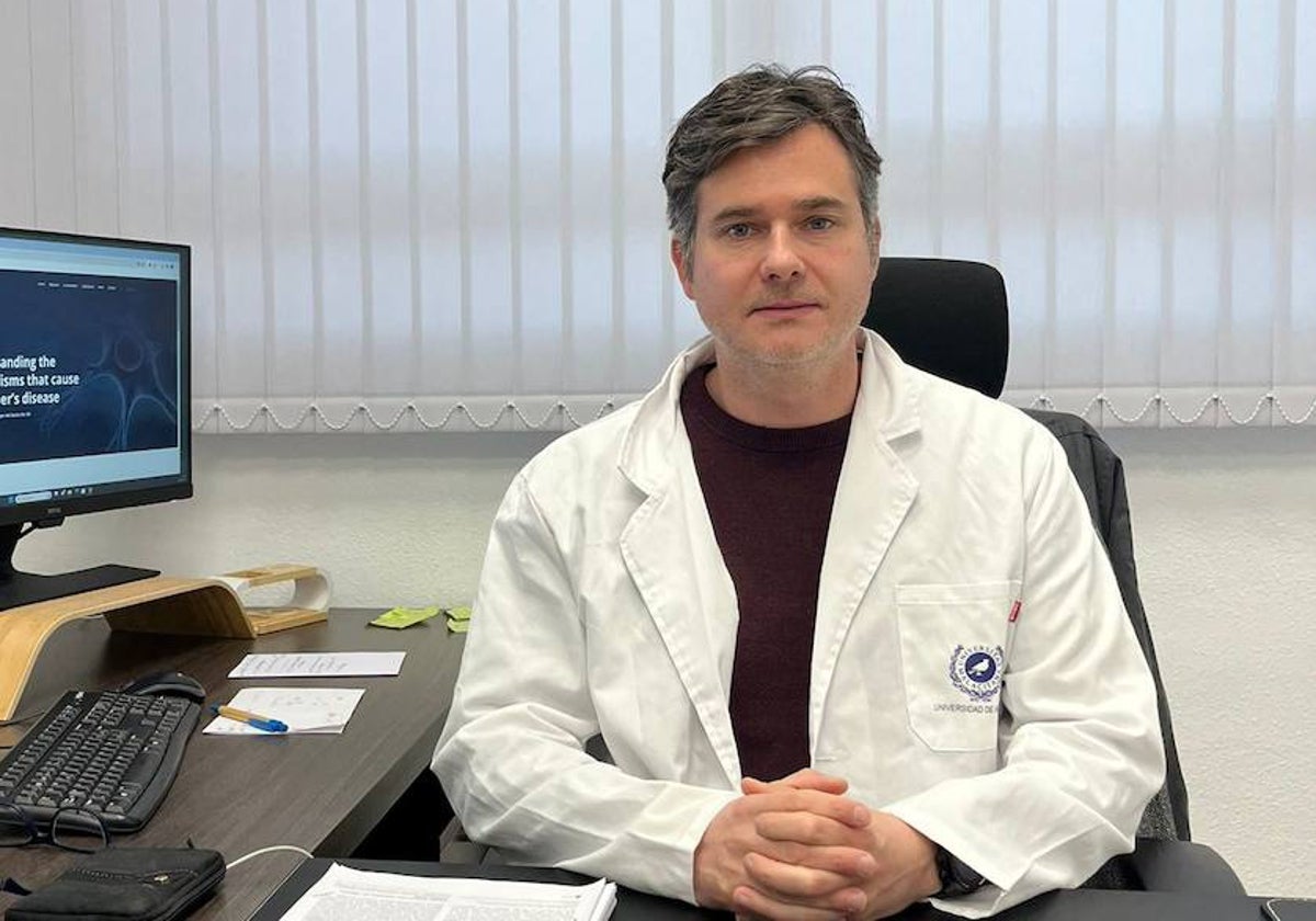 El investigador y profesor de la UMA, David Baglietto en su despacho de la Facultad de Biología