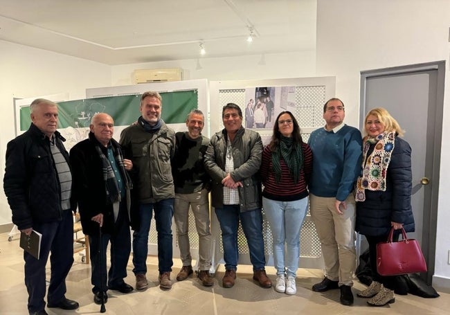 Paco García y familiares de Pepe Pascual, en la inauguración con personal del Museo de Nerja y de la asociación Óleo Frigiliana.