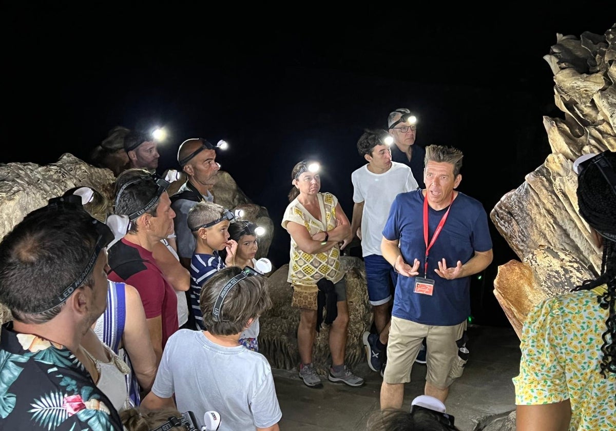 Miguel Joven 'Tito', con uno de los grupos de las visitas especiales a la gruta.