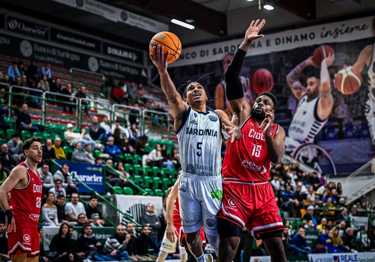 Tyree (Sassari) y Nzekwesi (Cholet), en una pentración del primero en el duelo de este miércoles.