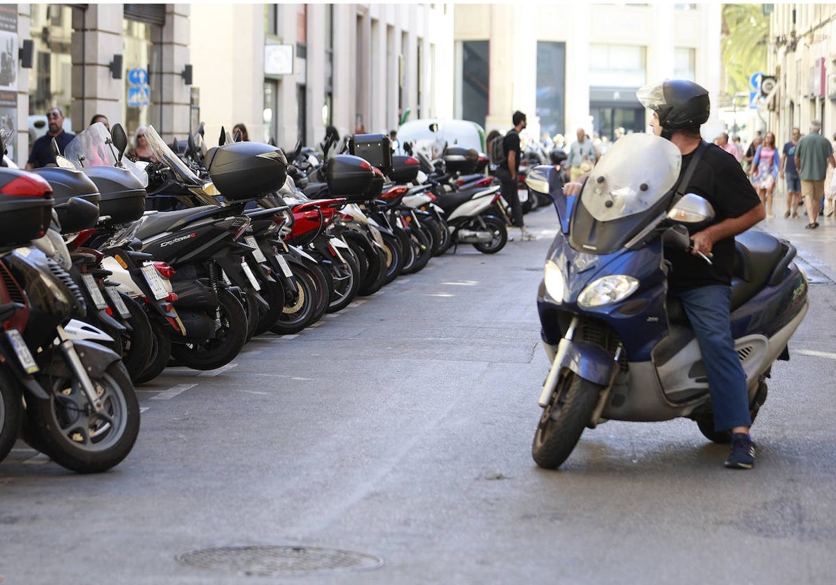 Hasta ahora con el carné de coche se podía conducir una moto de hasta 125 centímetros cúbicos y 3 años de experiencia.