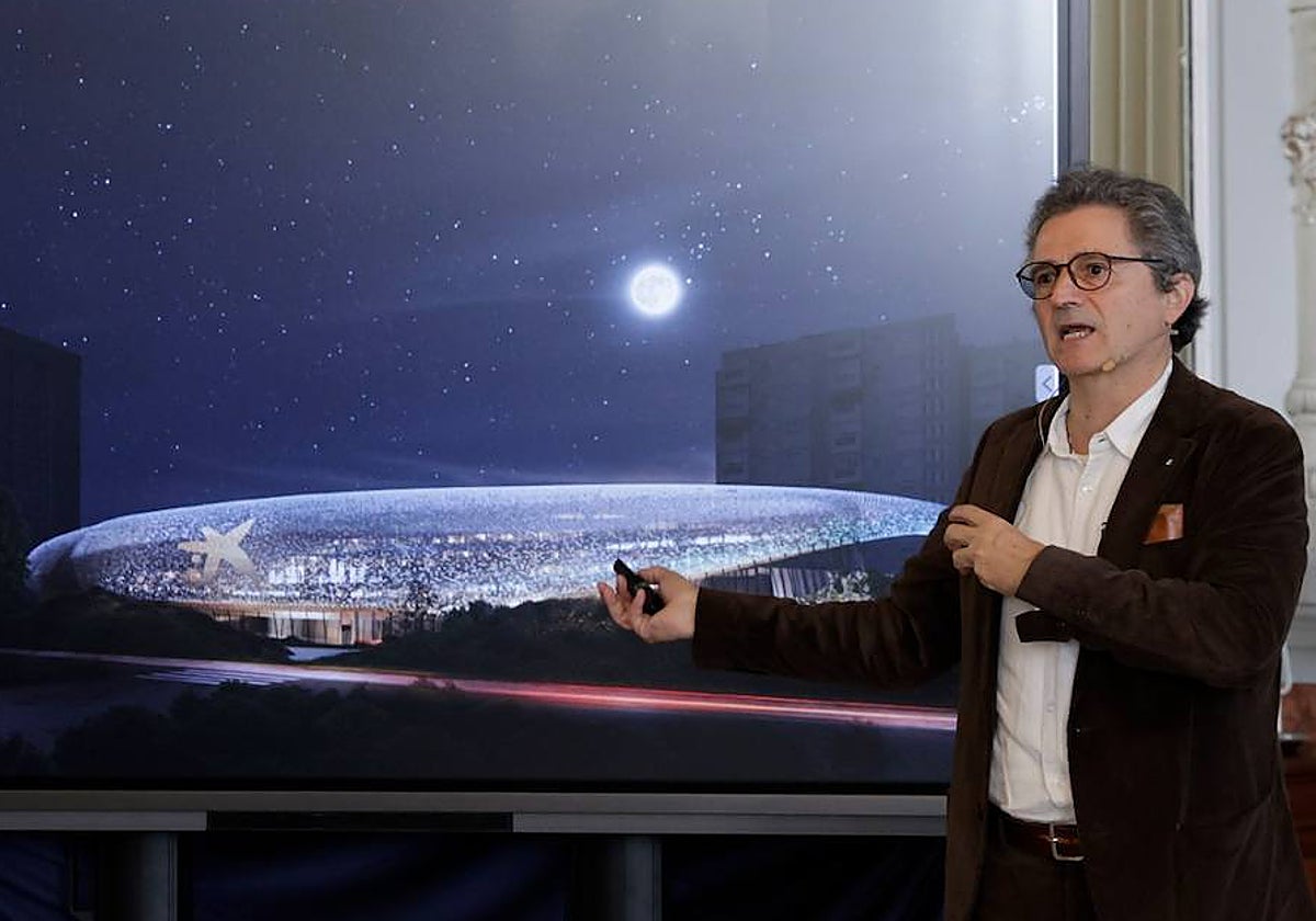 El arquitecto Felipe Pich-Aguilera explica el proyecto del CaixaForum Málaga en el Salón de los Espejos.
