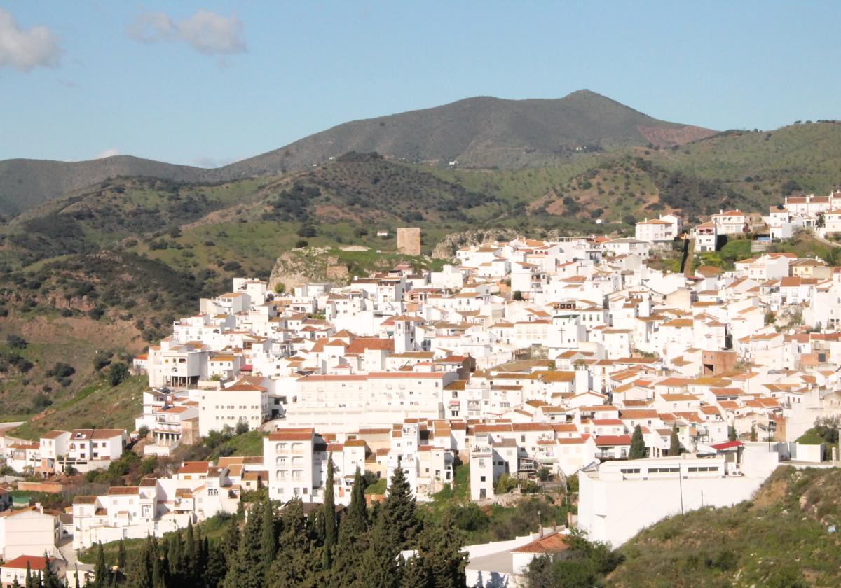 Este pueblo está situado entre Puerto de la Torre, Campanillas y Villanueva de la Concepción.