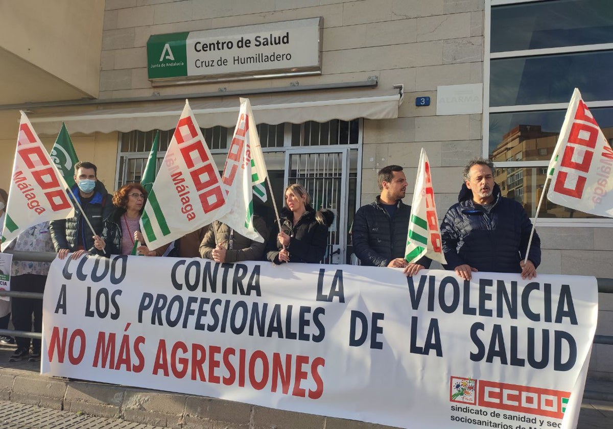 Salta el mostrador y golpea a un auxiliar del centro de salud de Cruz de Humilladero en Málaga