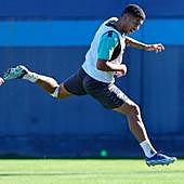 Imagen de archivo de Loren Zúñiga rematando un balón en un entrenamiento del Málaga en el Anexo de La Rosaleda.