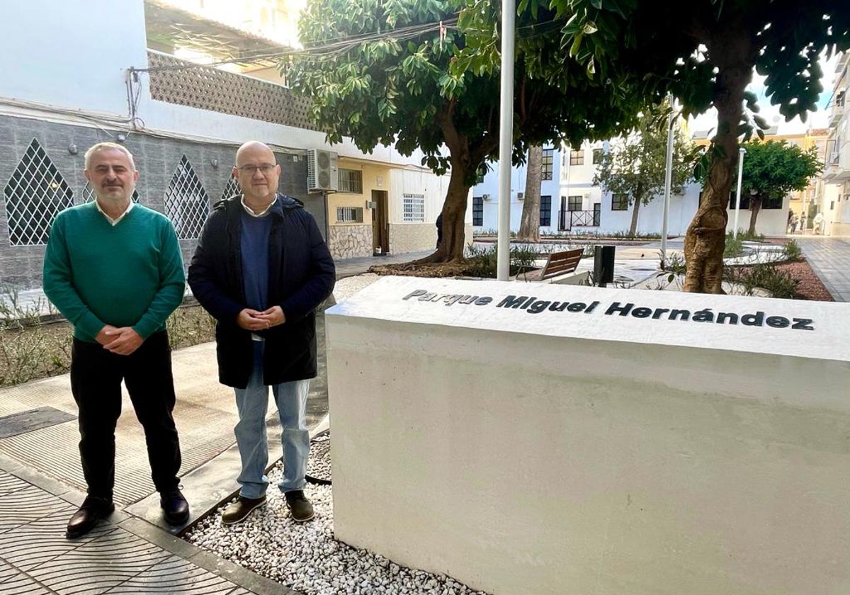 La calle y la plaza Miguel Hernández de Torre del Mar estrenan zonas verdes y nuevos aparcamientos