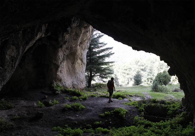 La Cueva del Agua es uno de los emblemas del parque nacional de la Sierra de las Nieves.