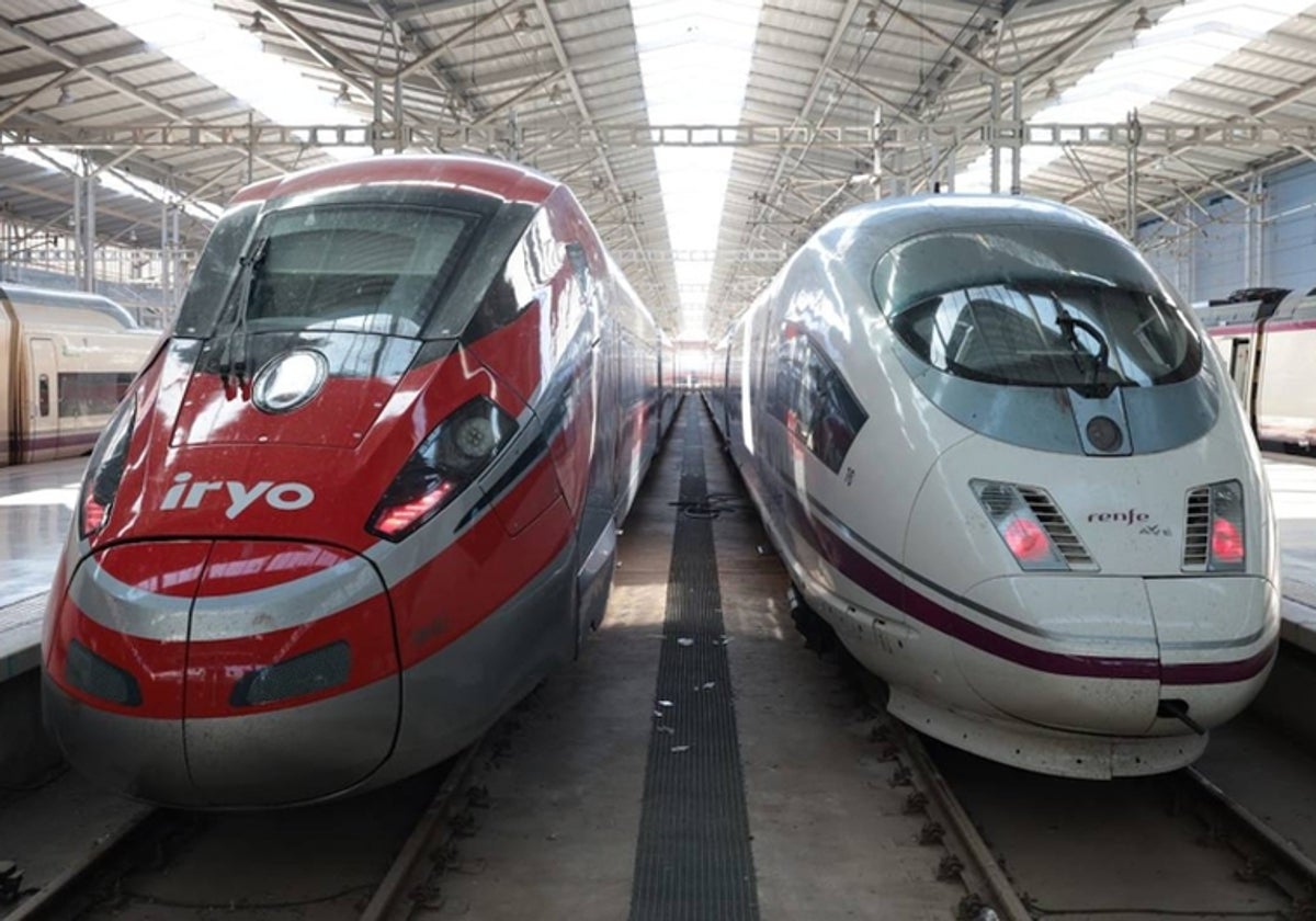 Trenes de alta velocidad de Renfe e Iryo, estacionados uno junto al otro en Málaga.