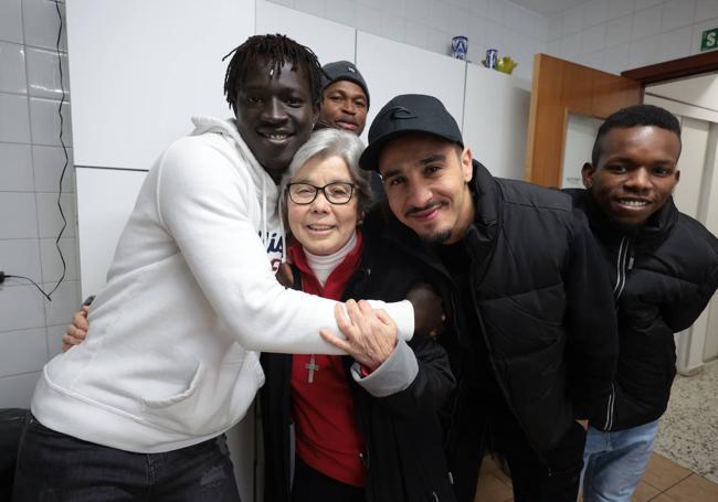 María Fuentes, coordinadora de la comunidad religiosa de las Esclavas del Divino Corazón, con algunos de los chicos acogidos.