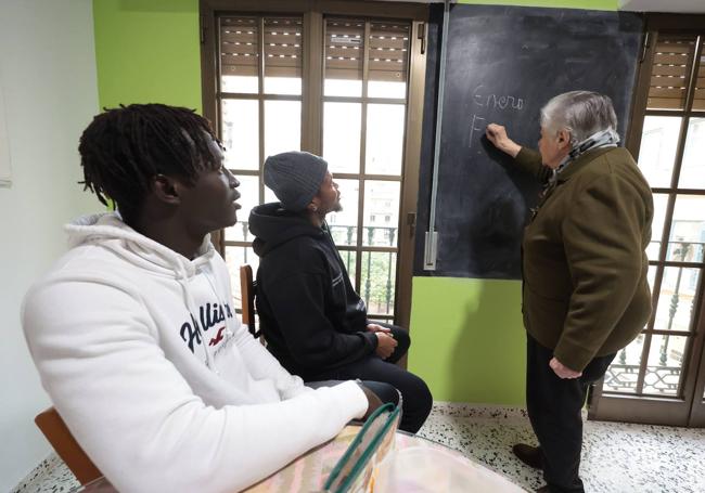 María Rojano les apoya en el aprendizaje de español.