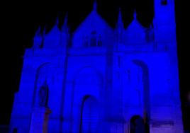 Santa María y el Arco de los Gigantes se iluminan de azul en la noche del sábado