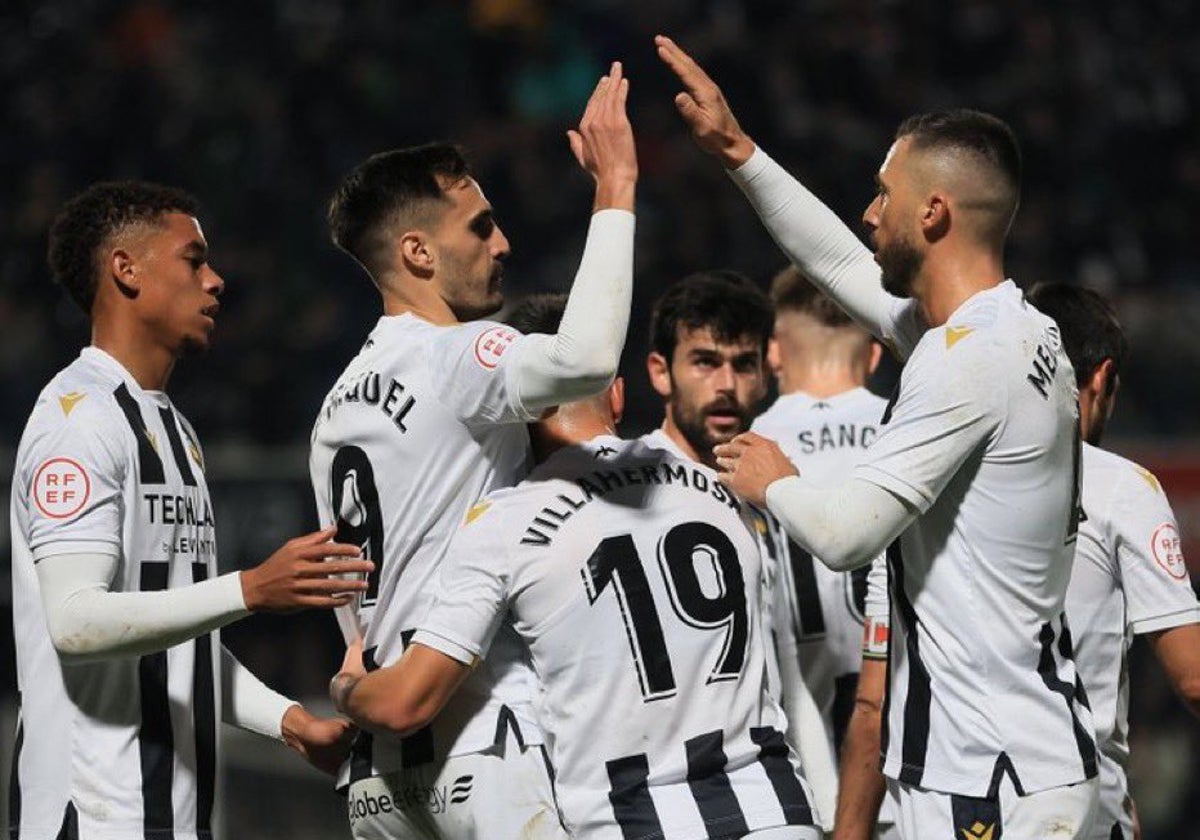 Los jugadores del Castellón celebran uno de sus goles este sábado ante el Algeciras.