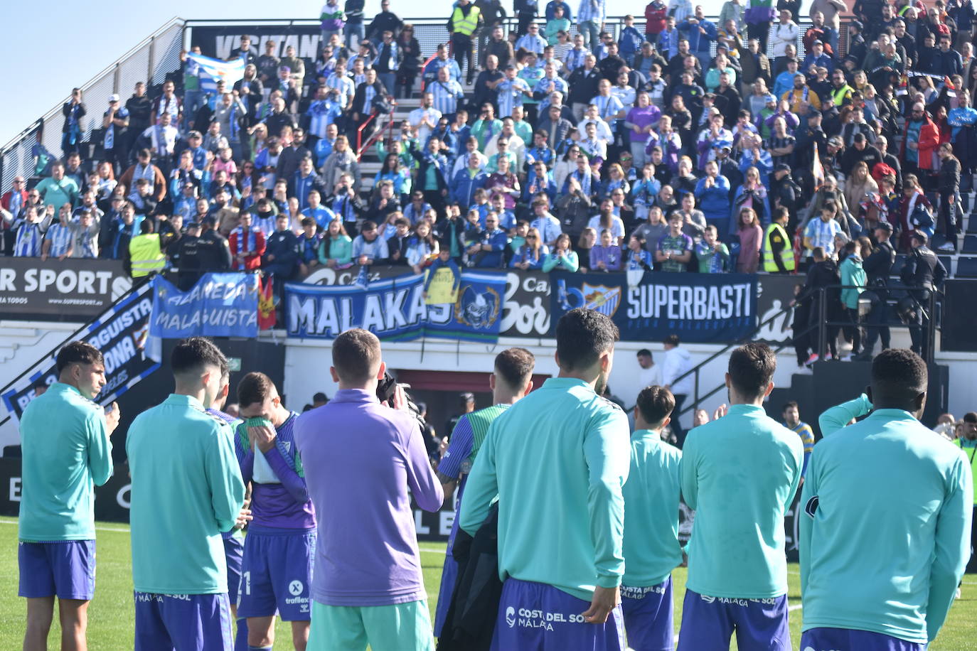 Los jugadores del Málaga agradecen el esfuerzo de los aficionados por su desplazamiento a Ceuta.