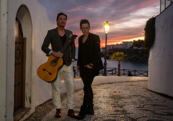 Alemán y flamenco, así es el dúo de guitarras Café del Mundo que actuará en el Cervantes