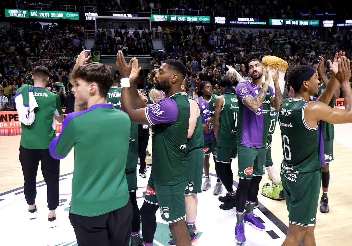 Los jugadores del Unicaja agardecen el apoyo de la grada tras derrotar al Dreamland Gran Canaria este sábado.