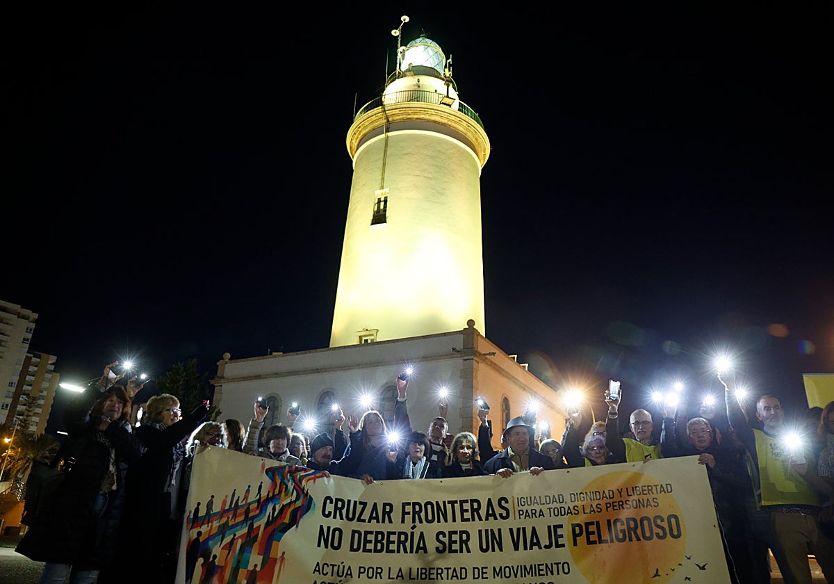 Imagen del acto de solidaridad con los inmigrantes, junto a la farola de Málaga.