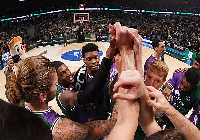 La piña del Unicaja, con Perry en un punto central.