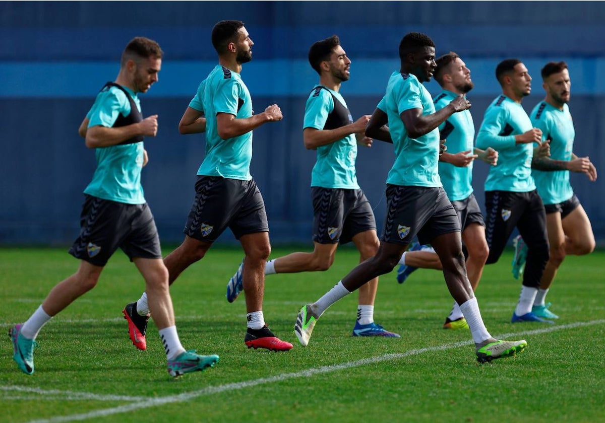 Jugadores del Málaga se ejercitan durante la sesión de ayer del Málaga.