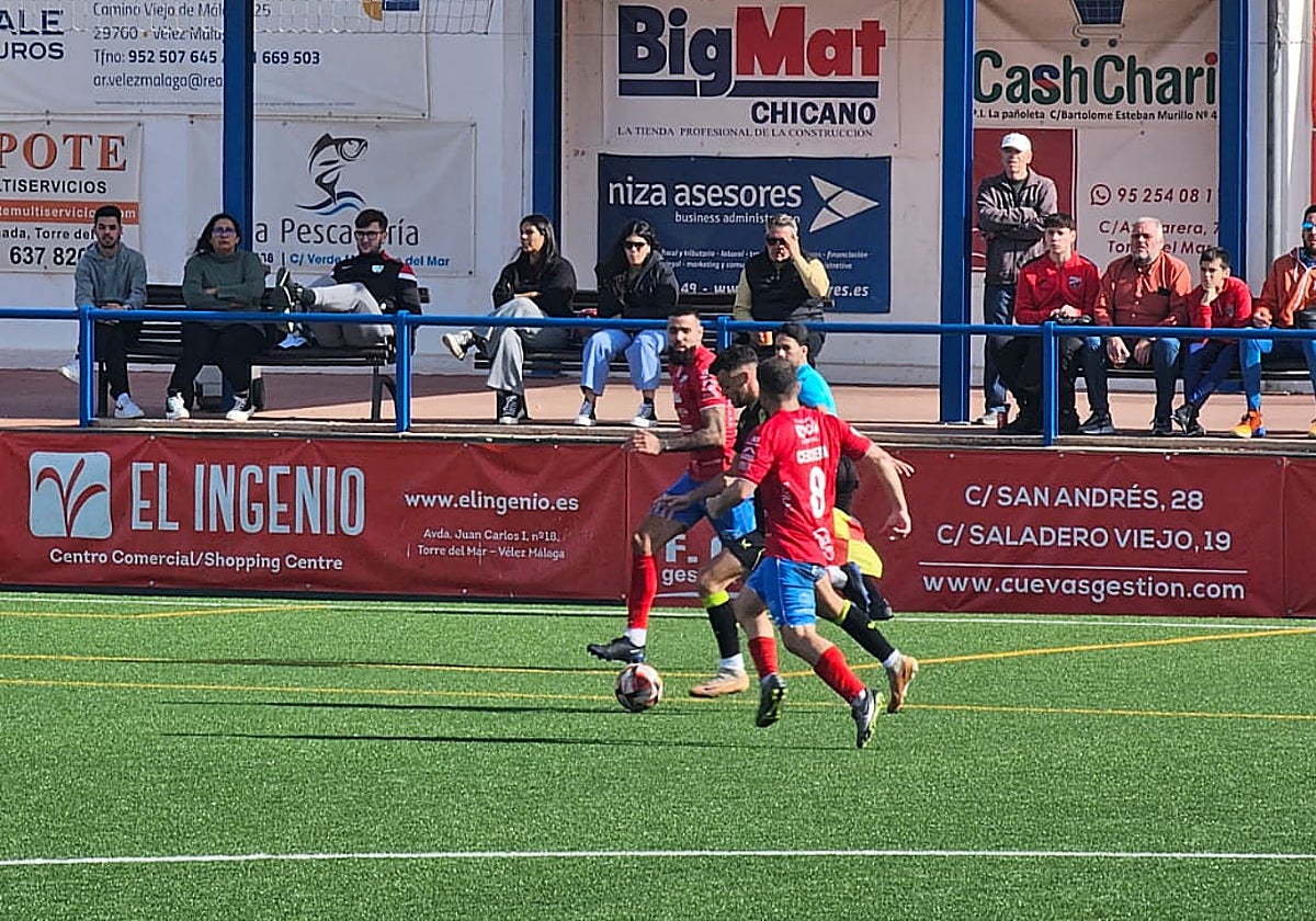Imagen del encuentro entre el Torre del Mar y el Almería B.