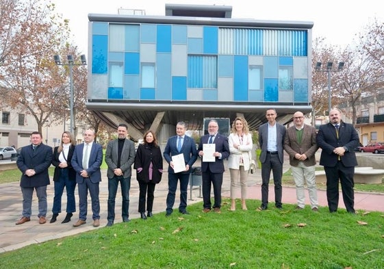 Responsables de la Junta y municipales, flanquean al consejero y al alcalde alhaurino, con el centro al fondo.