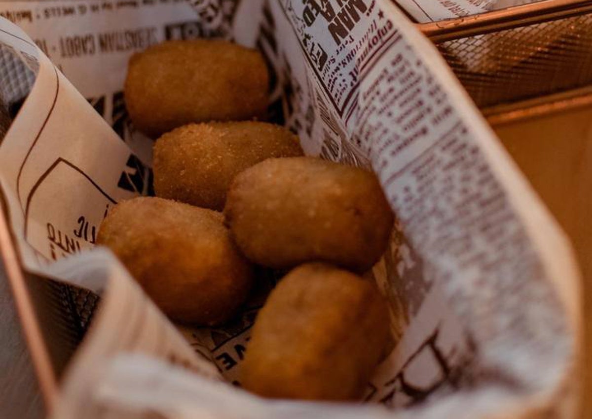 Imagen secundaria 1 - Arriba, tarta de croquetas de Tabaibar. Abajo, las de rabo de toro que prepara José Andrés Jiménez en Almijara y el surtido que sirve Charo Carmona en Arte de Cozina.