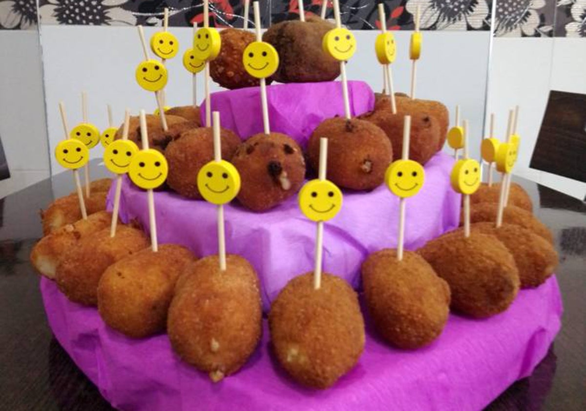 Imagen principal - Arriba, tarta de croquetas de Tabaibar. Abajo, las de rabo de toro que prepara José Andrés Jiménez en Almijara y el surtido que sirve Charo Carmona en Arte de Cozina.