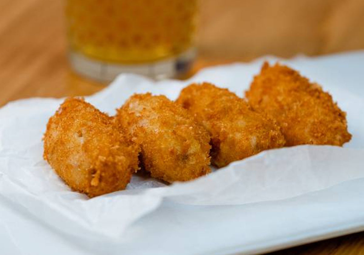 Imagen principal - Arriba, croquetas de Tragatá, finalistas del concurso de Madrid Fusión 2021. Abajo, las de puchero y queso payoyo de La Tasquita de En Medio y las de jamón de BiBo.