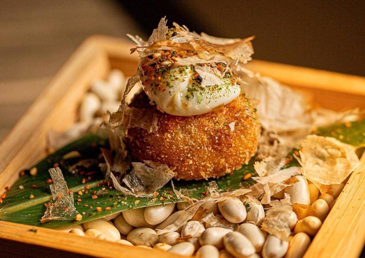 Imagen secundaria 1 - Arriba, la demandada croqueta de carabinero de Back. Abajo, una muestra de las de ramen con huevo poché de Yugo y plato con las de ossobuco a la milanesa de Venetiis.