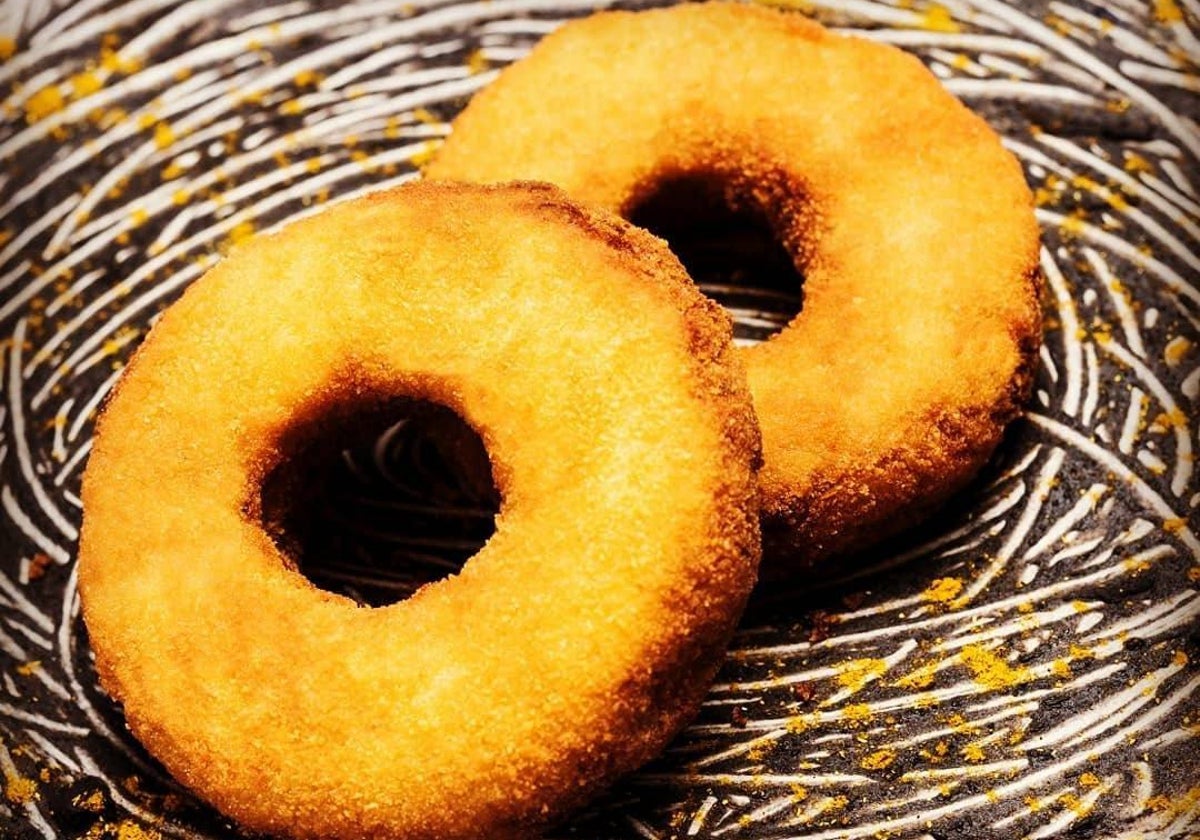 Una muestra de las croquetas en forma de rosquilla.