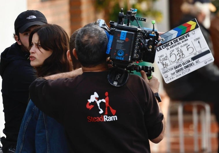 Milena Smit, en el rodaje de las primeras escenas de la segunda temporada de 'La chica de nieve'.