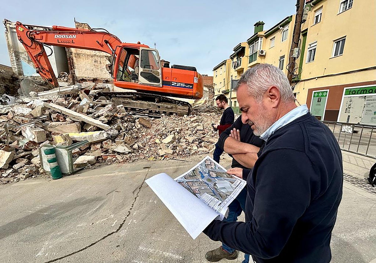 El edil de Infraestructuras, José María Claros, este lunes supervisando los trabajos.