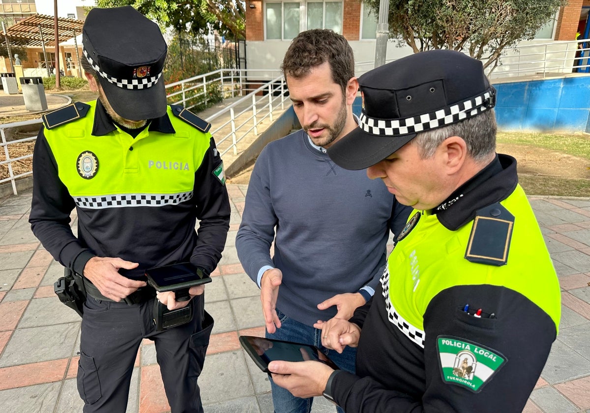 El concejal analiza las tablets junto a la Policía.