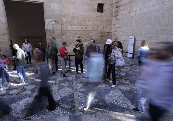 Colas a la entrada del Museo Picasso Málaga, la «insignia cultural de Andalucía» en 2023.