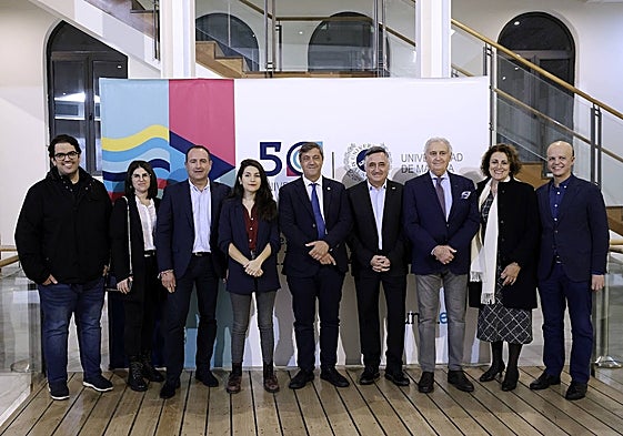 Alberto Gómez, Aroa Martín, Manolo Castillo, Alicia Alamillos, Teodomiro López, Gervasio Sánchez, Antonio Pedraza, Elena Blanco y Agustín Rivera, ayer en el acto de entrega de premios, en el Rectorado.