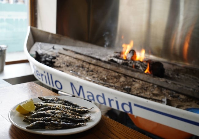 Barca de espetos en la entrada del restaurante.