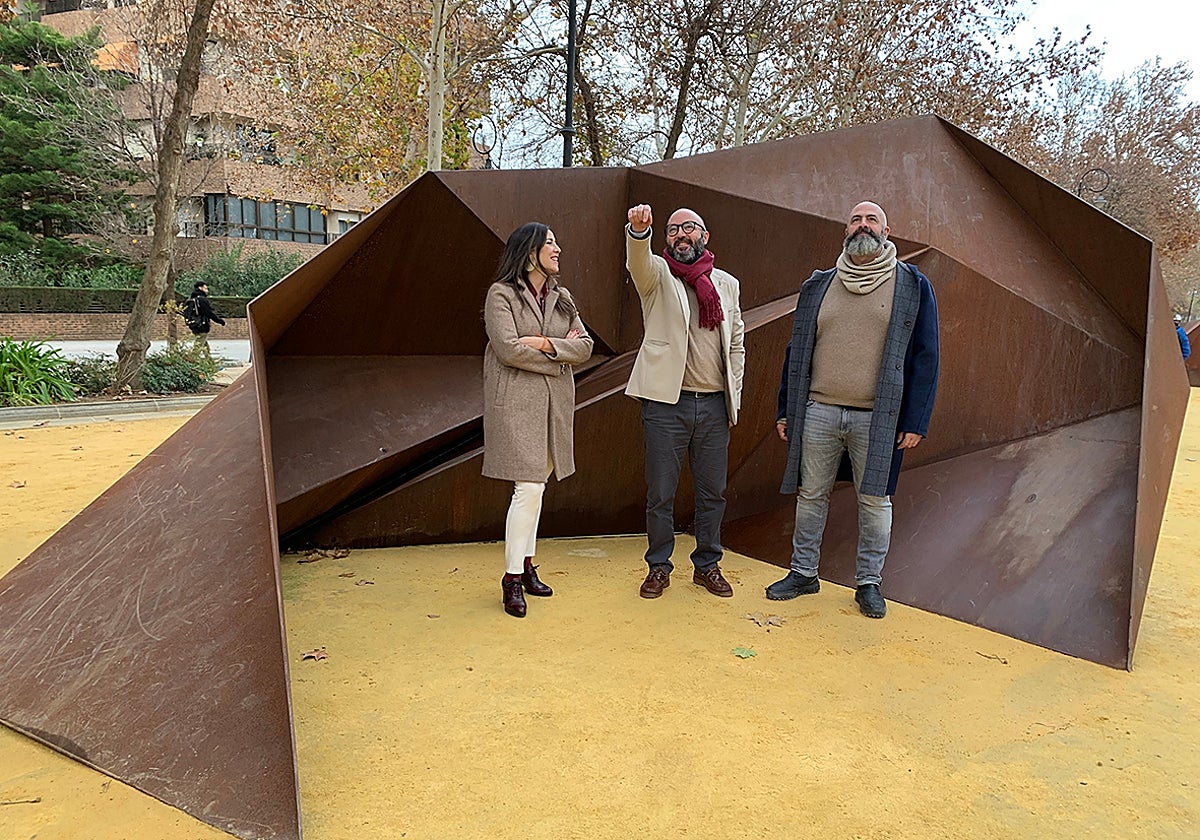 Los concejales Ana Cebrián y Medina Galeote con el artista argentino