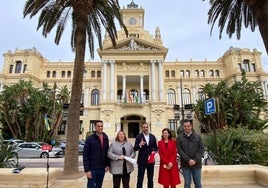 Dani Pérez, con los socialistas Orellana, Martín, Rodríguez y Viruel, le hace el ofrecimiento al alcalde delante de la Casona.