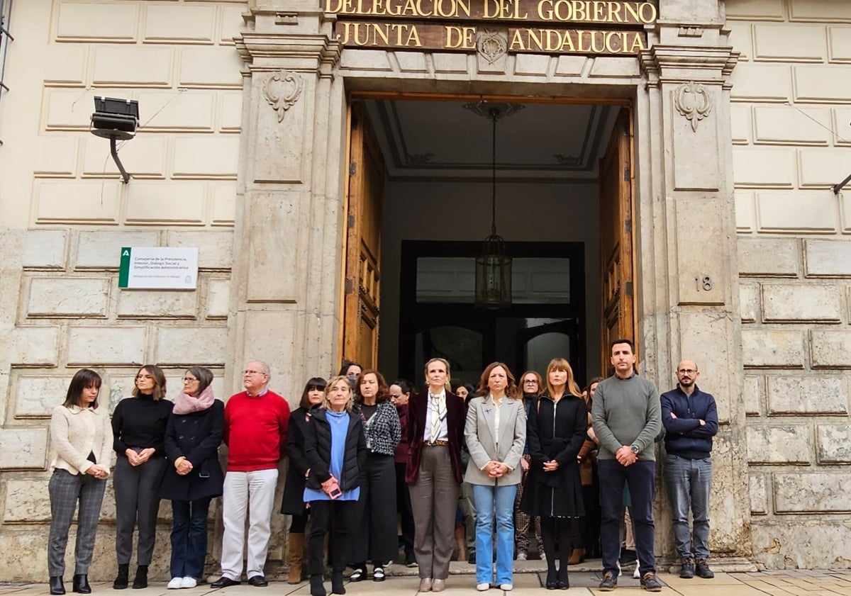 Imagen principal - Concentraciones y minutos de silencio celebrados este martes en la Delegación del Gobierno andaluz en la capital, en la sede de la Diputación y en el Ayuntamiento torroxeño.