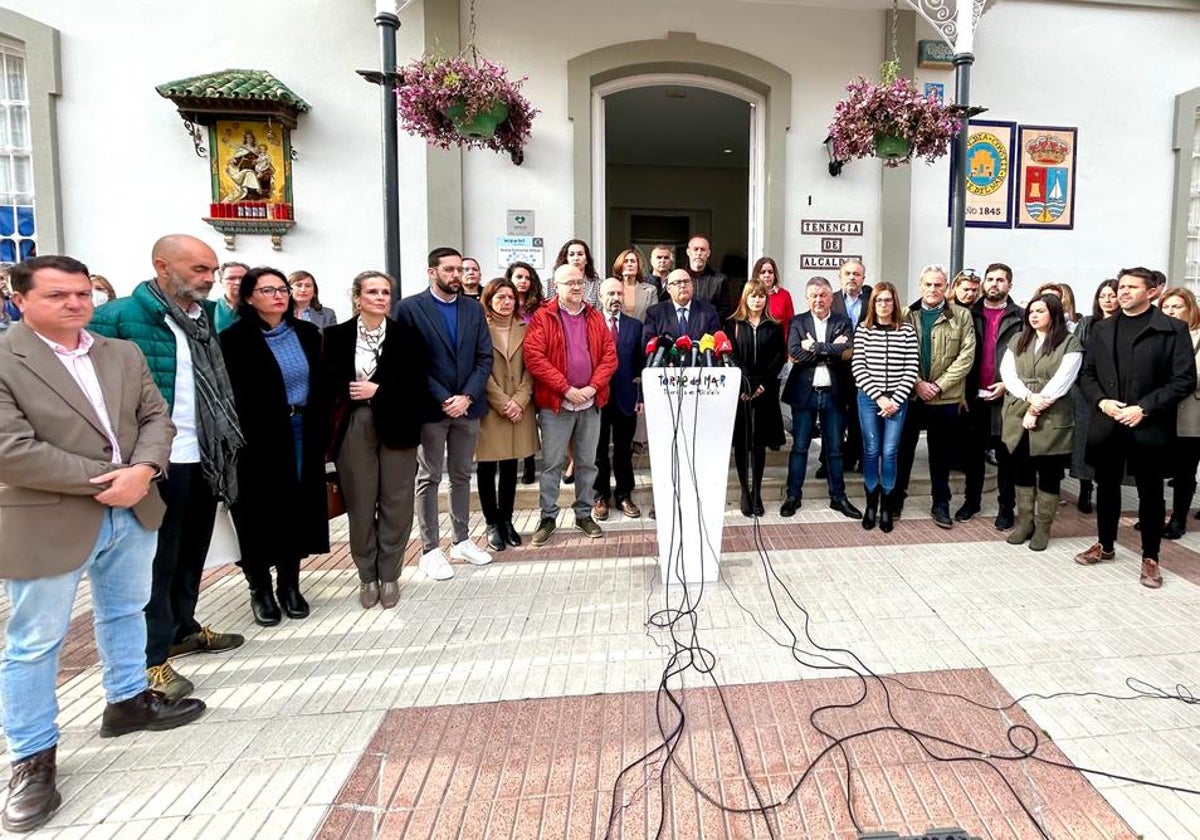 Autoridades, este martes a las puertas de la Tenencia de Alcaldía de Torre del Mar.