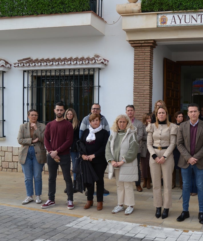 Imagen secundaria 2 - Concentraciones y minutos de silencio celebrados este martes en la Delegación del Gobierno andaluz en la capital, en la sede de la Diputación y en el Ayuntamiento torroxeño.