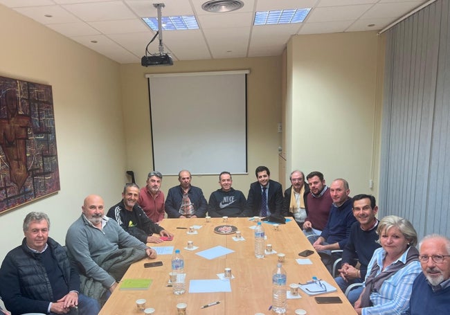 Asistentes a la reunión en la que se constituyó la mesa de trabajo sobre la sequía en la Axarquía.