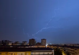 Tormenta eléctrica sobre Málaga capital, a primera hora de esta mañana.