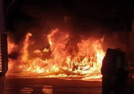 Un bombero de Benalmádena delante de las llamas que provocaron los tres vehículos ardiendo.