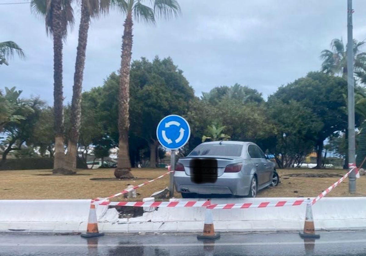 Imagen del vehículo siniestrado en la noche de este martes en una rotonda de Torrox.