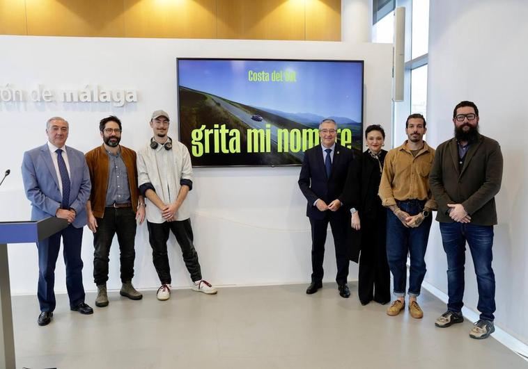 Francisco Salado, Margarita del Cid y Antonio Díaz con el autor de la canción y los creadores de la campaña, este miércoles.